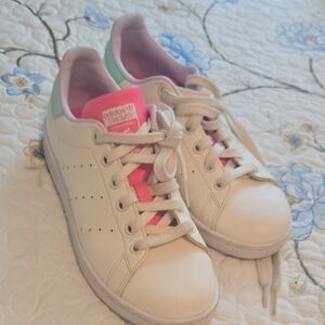 Adidas' Stan Smith Sneakers - Cream and Pink